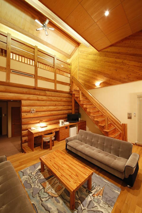 Log Hotel Larch Lake Kanayama Minamifurano Δωμάτιο φωτογραφία